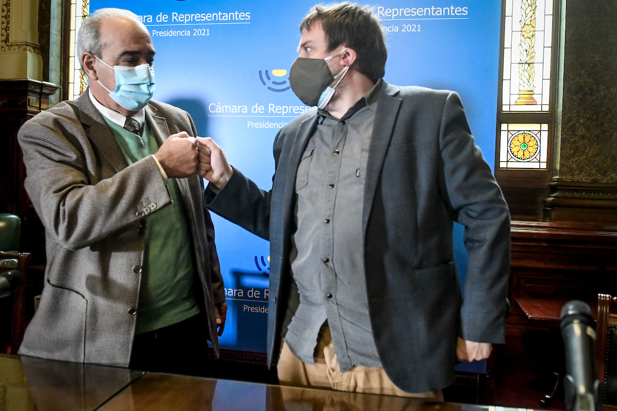 Alfredo Fratti y Fabián Cardozo durante la firma del acuerdo