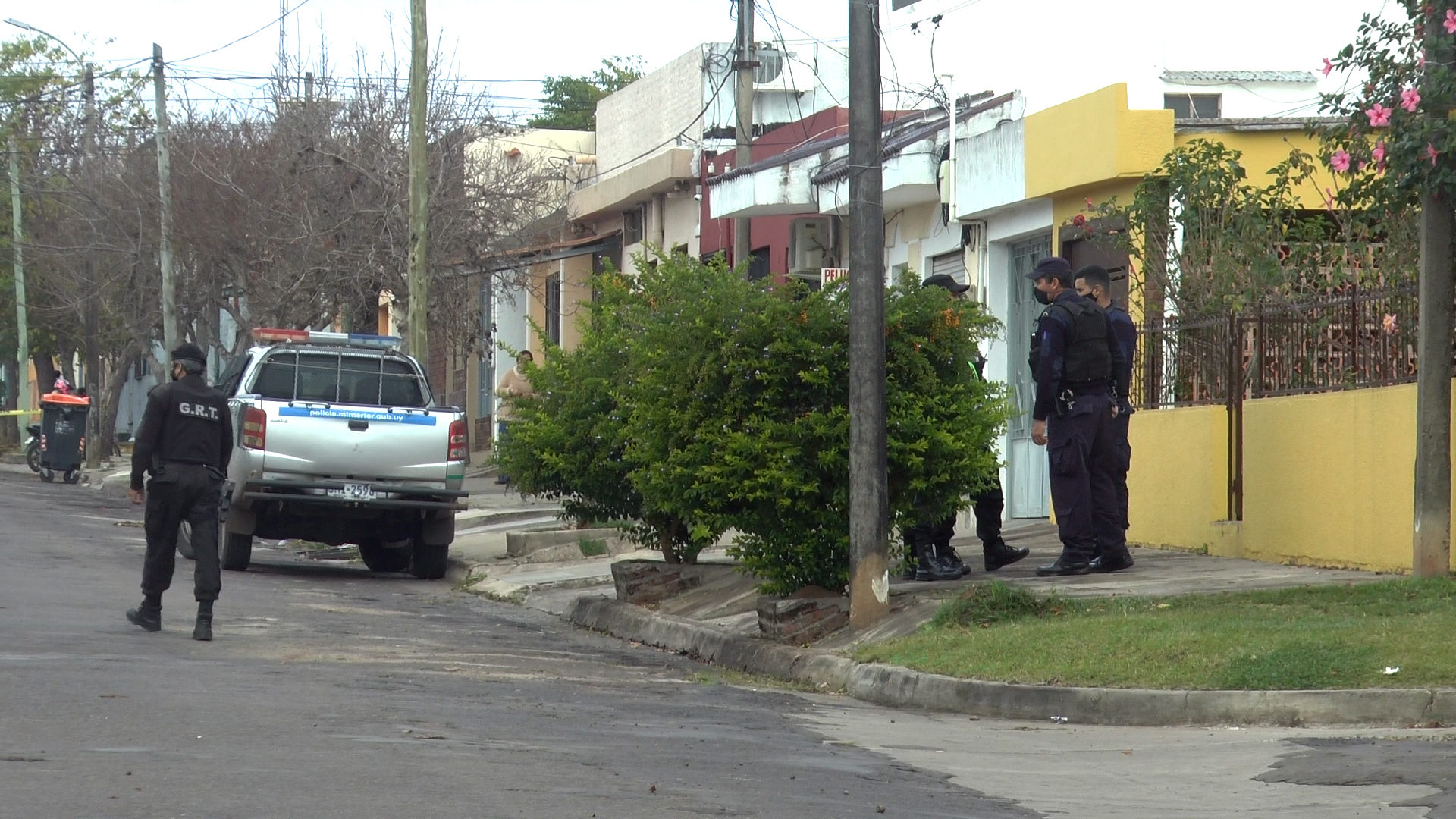 Policías realizan relevamiento de la vivienda de la mujer fallecida.