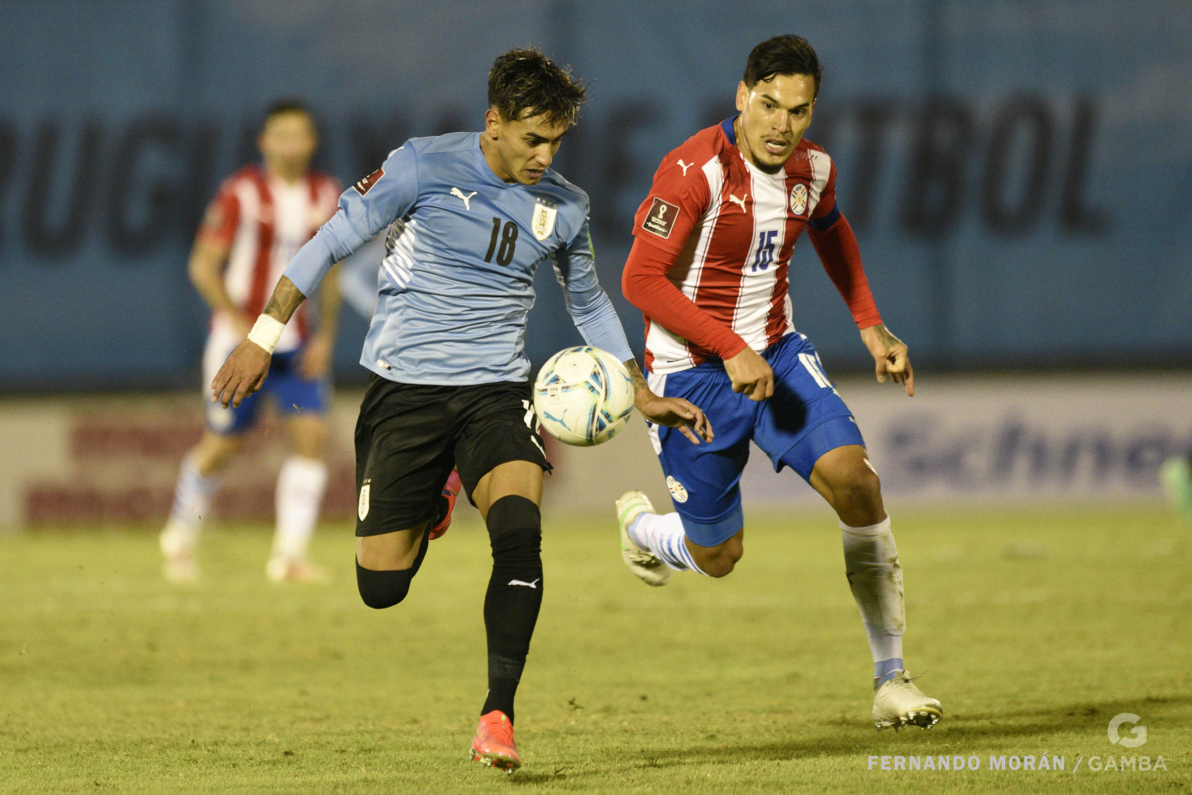 Facundo Torres controla la pelota ante la atenta mirada del defensor Gustavo Gómez. 
