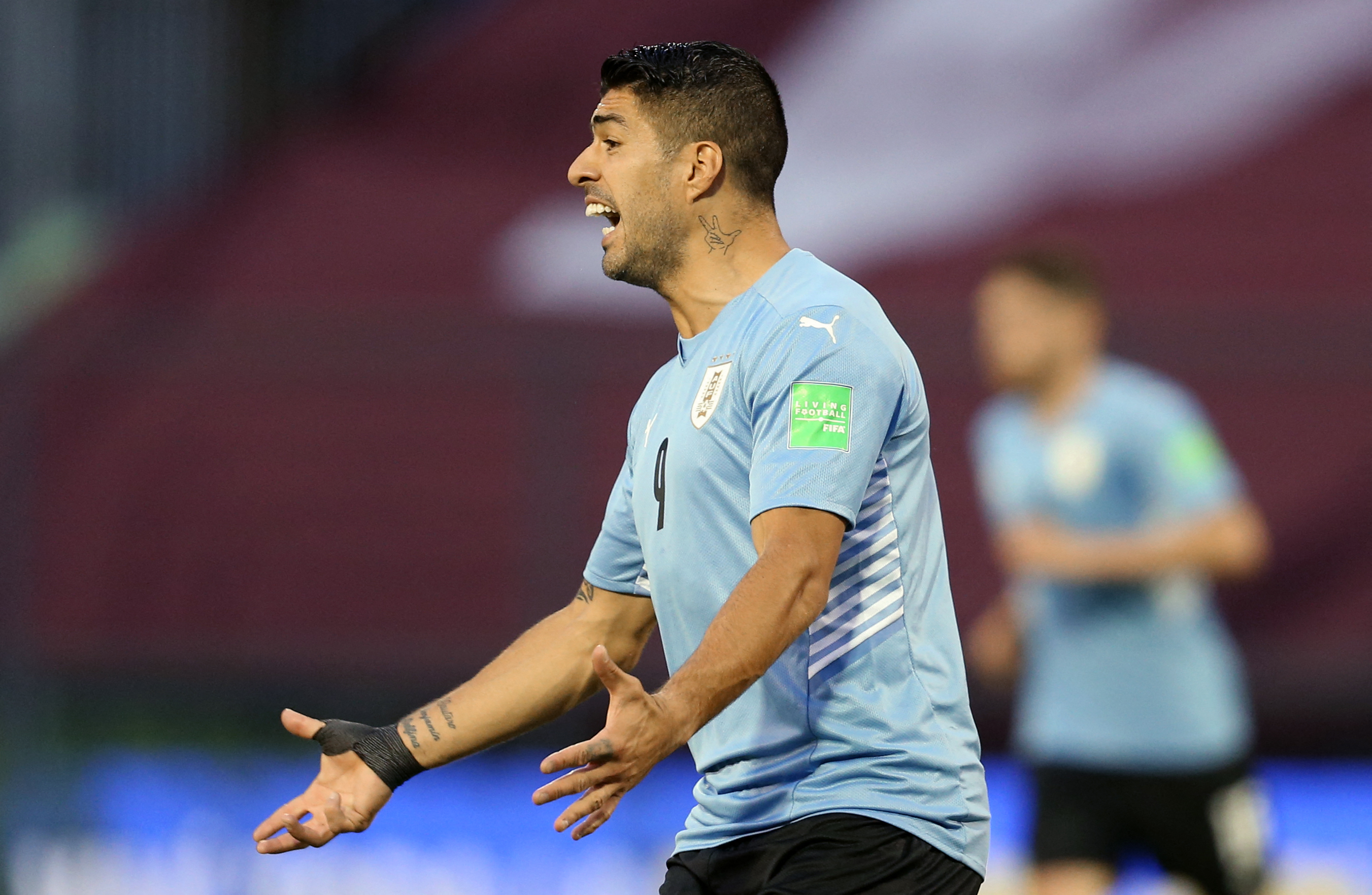 Luis Suárez extiende sus brazos reclamando al árbitro Anderson Daronco