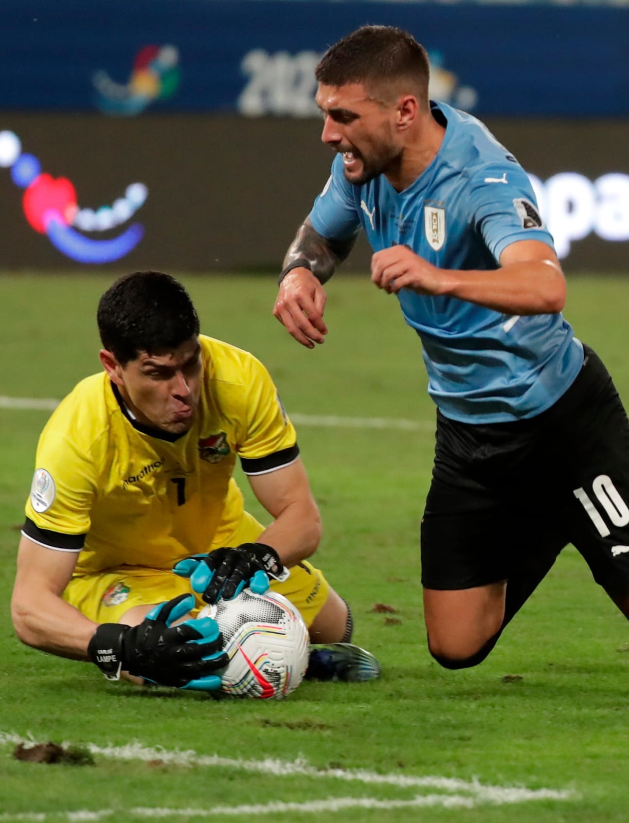 De Arrascaeta y Lampe el portero boliviano. 