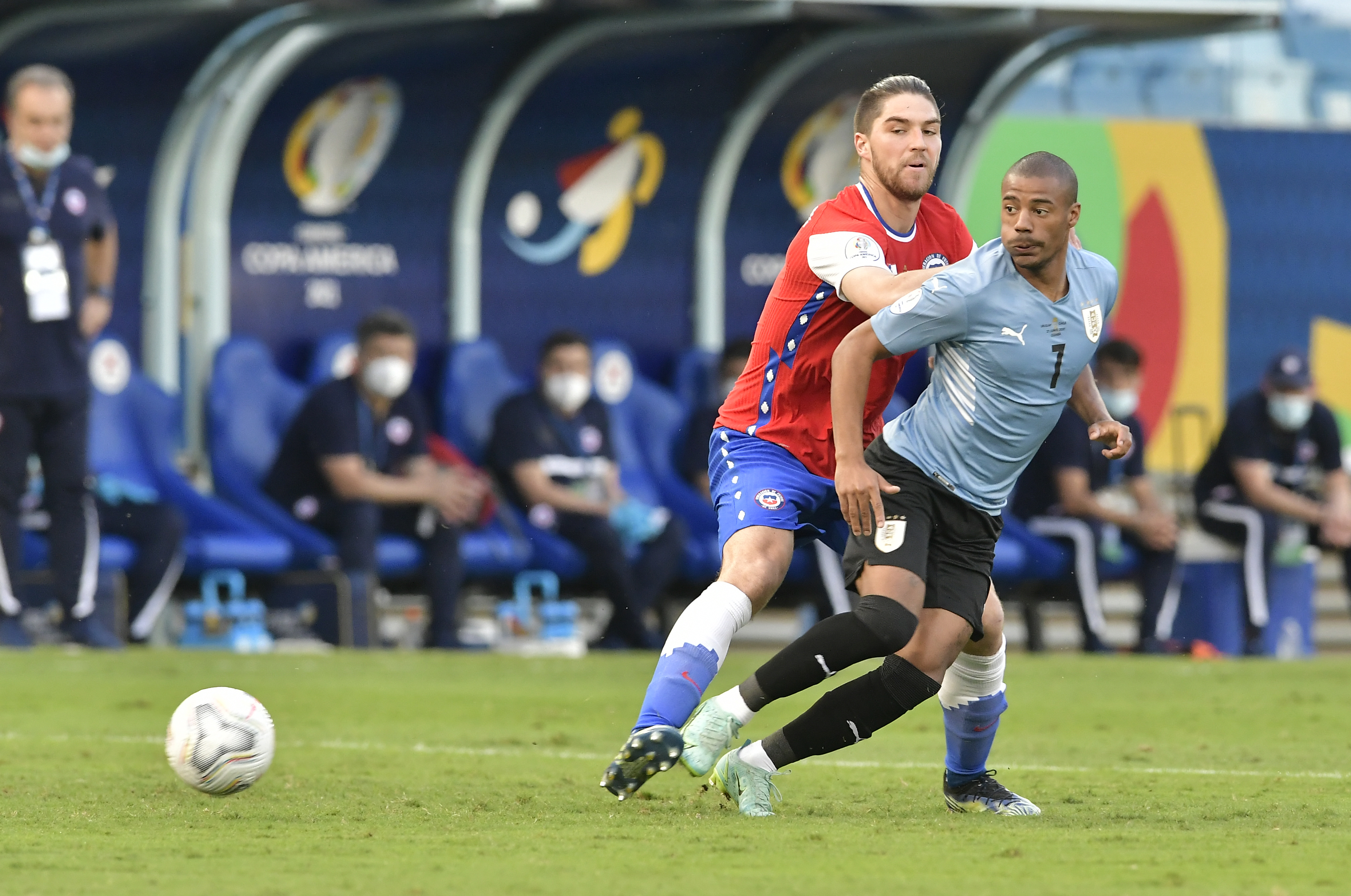Sierralta y De La Cruz disputan un balón. 