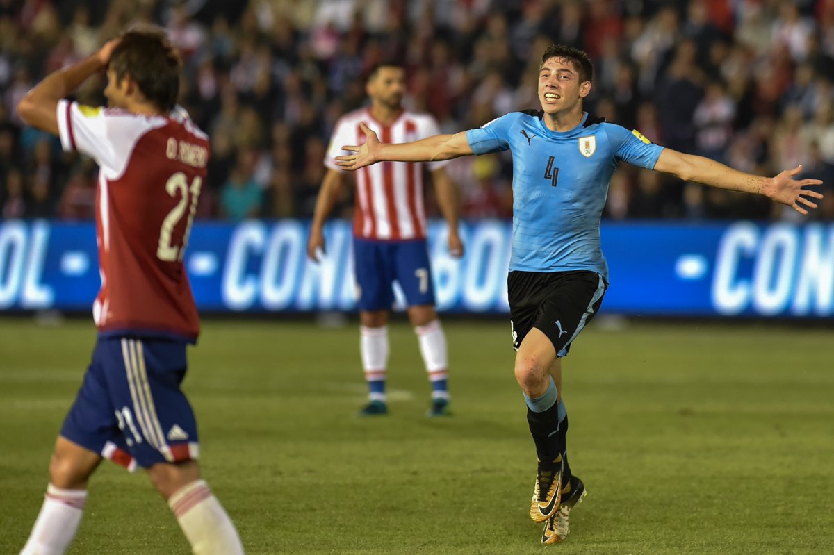 Federico Valverde festeja su gol en la primera victoria de Uruguay por Eliminatorias en Asunción en 2017.