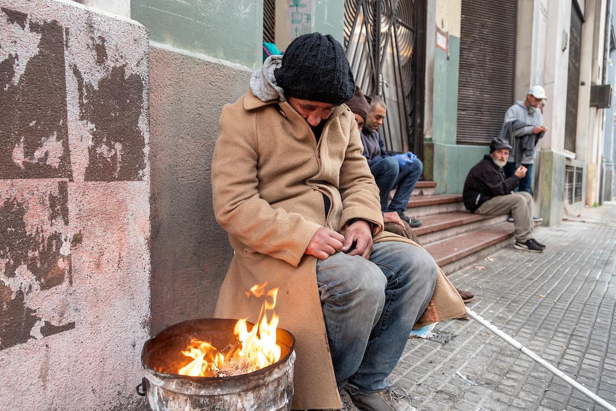 Gabriel, cuida coches de la zona del centro, espera para ingresar en el refugio de Paysandu y Rio Branco en Montevideo.