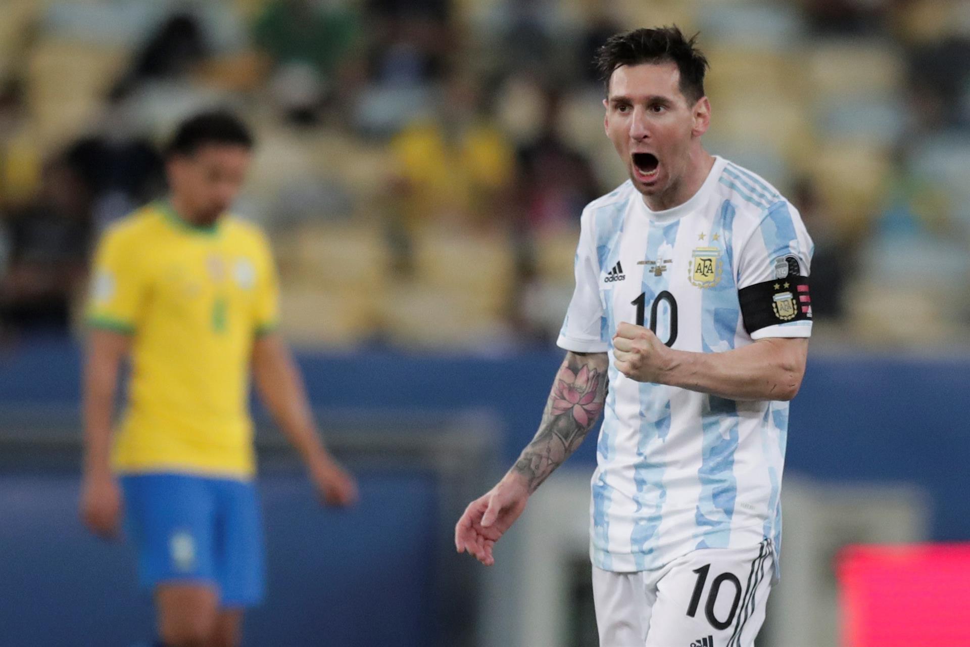 Lionel Messi festeja el gol de Ángel Di María que le dio el triunfo y la copa.  