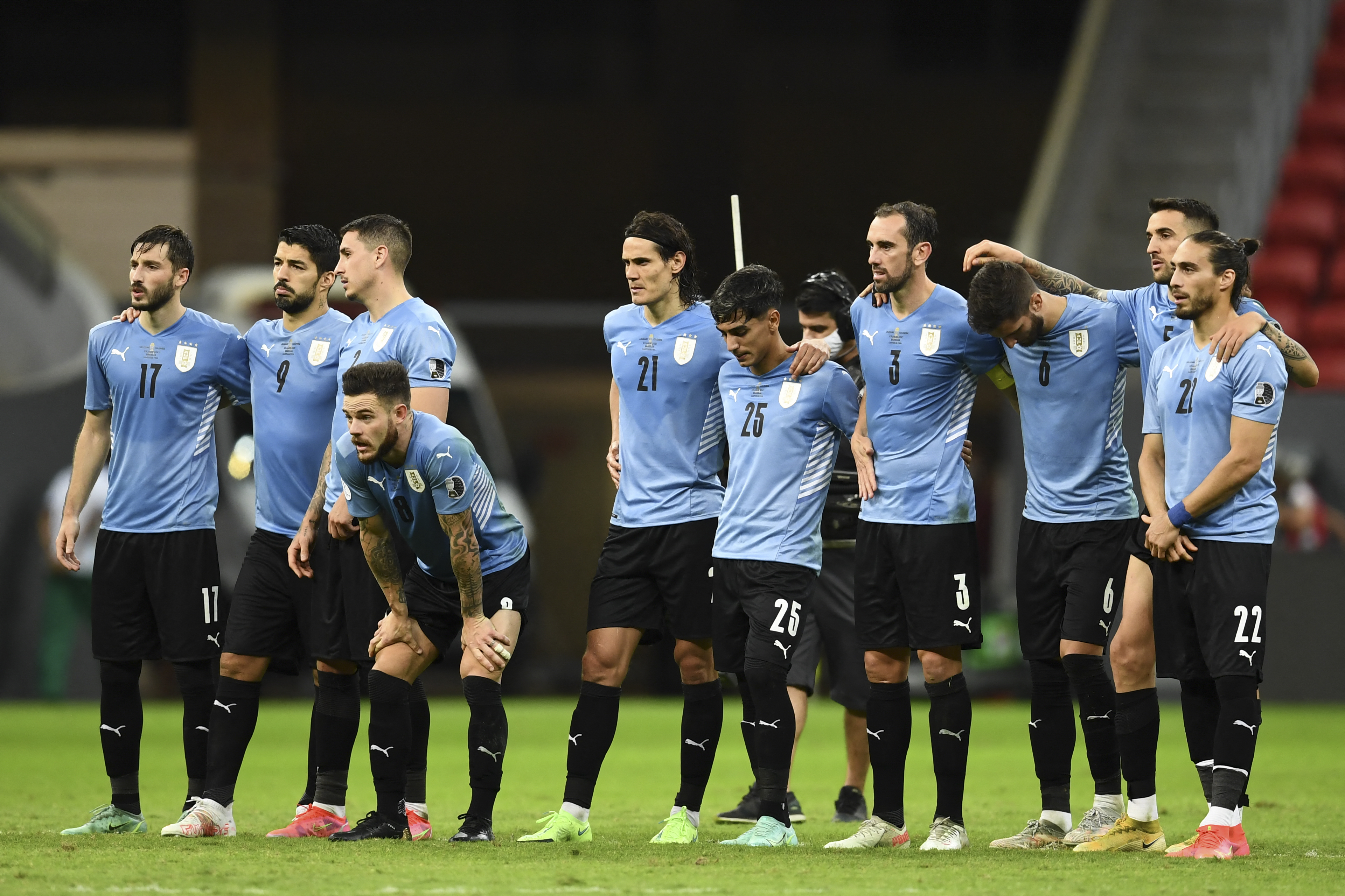 La tensión de los jugadores de Uruguay durante la tanda de penales.