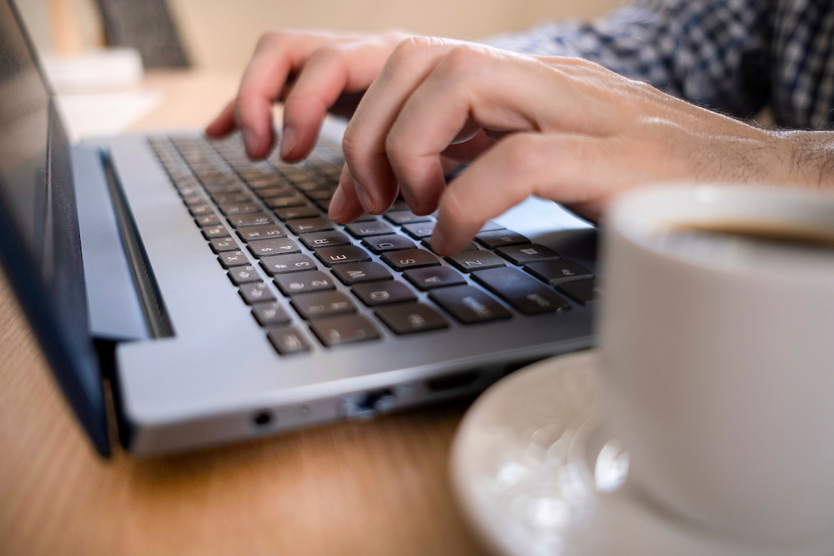 Un hombre teletrabaja desde su casa en Montevideo.