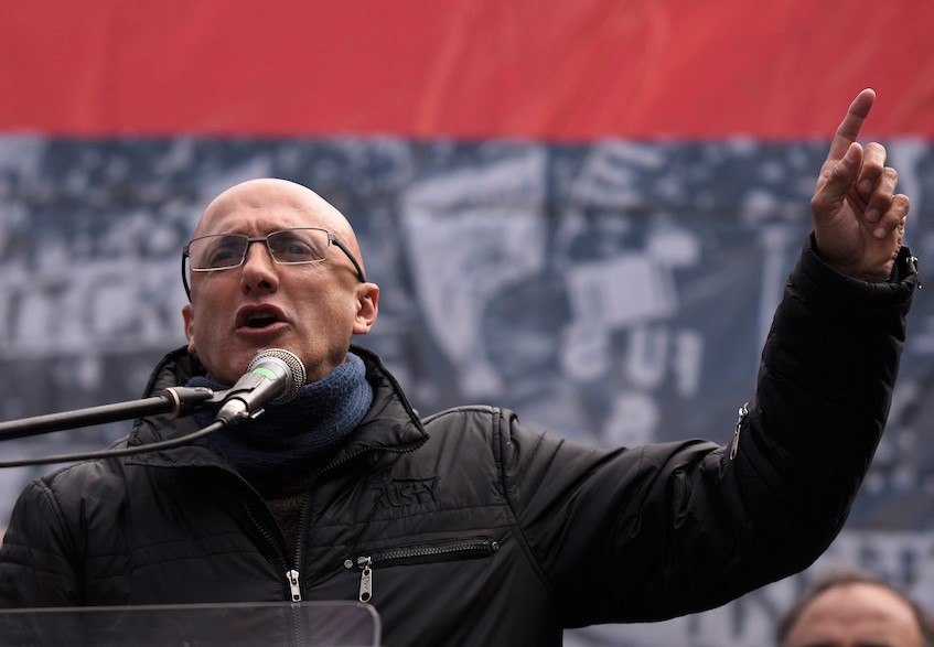 Jorge Bermúdez habla en el acto del PIT-CNT durante un paro parcial, por la calle Fernandez Crespo