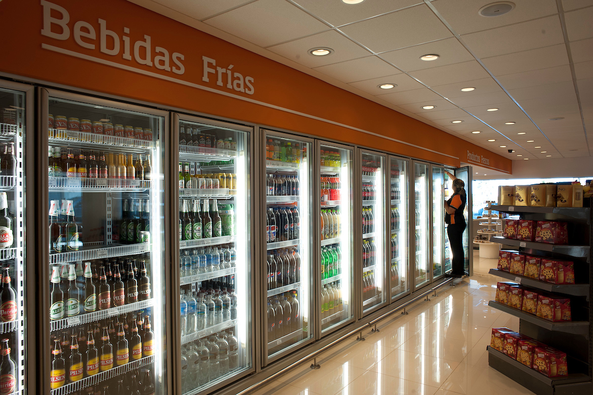 Heladeras con bebidas dentro de estación de servicio