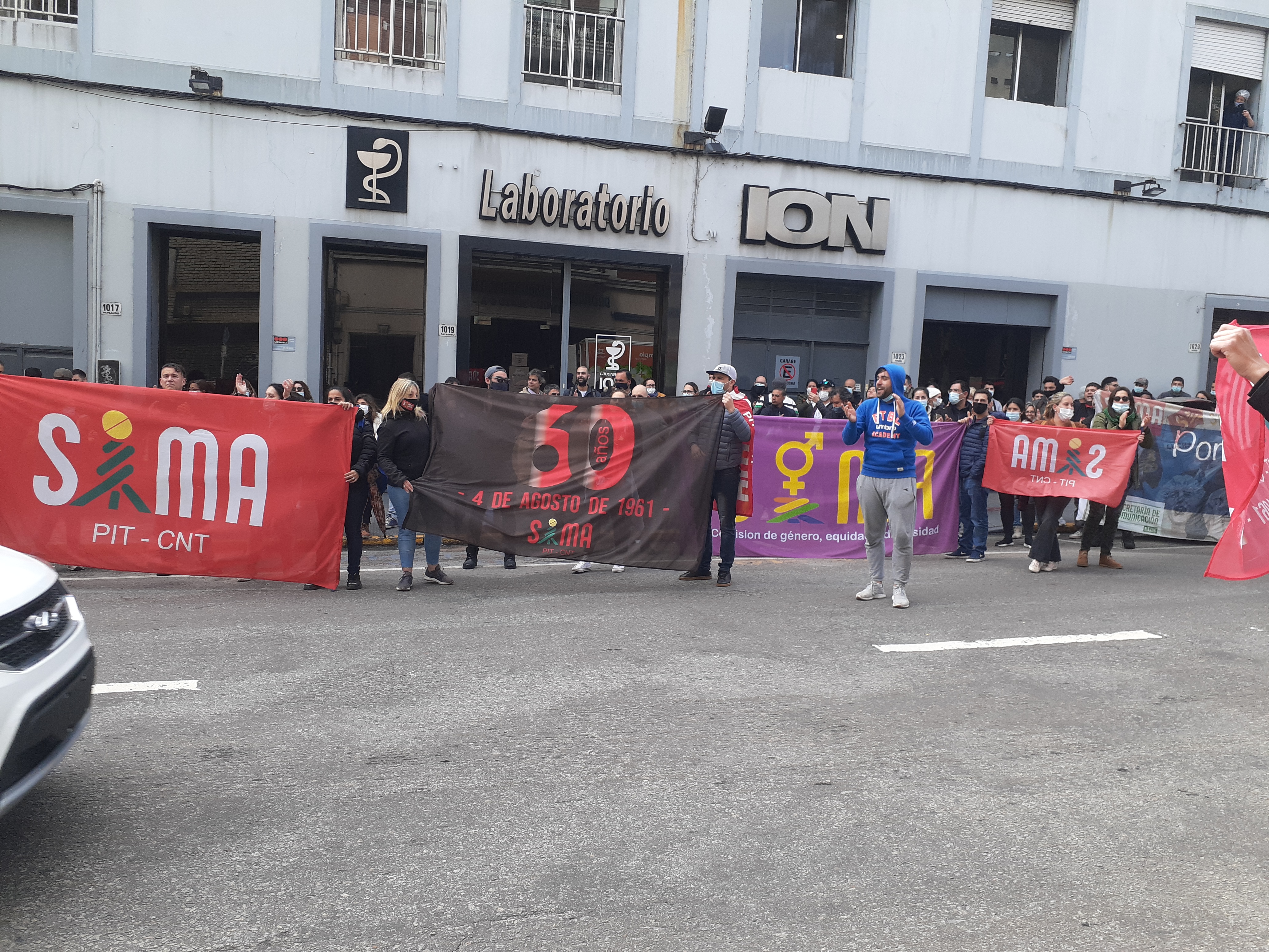 Movilización frente al laboratorio ION