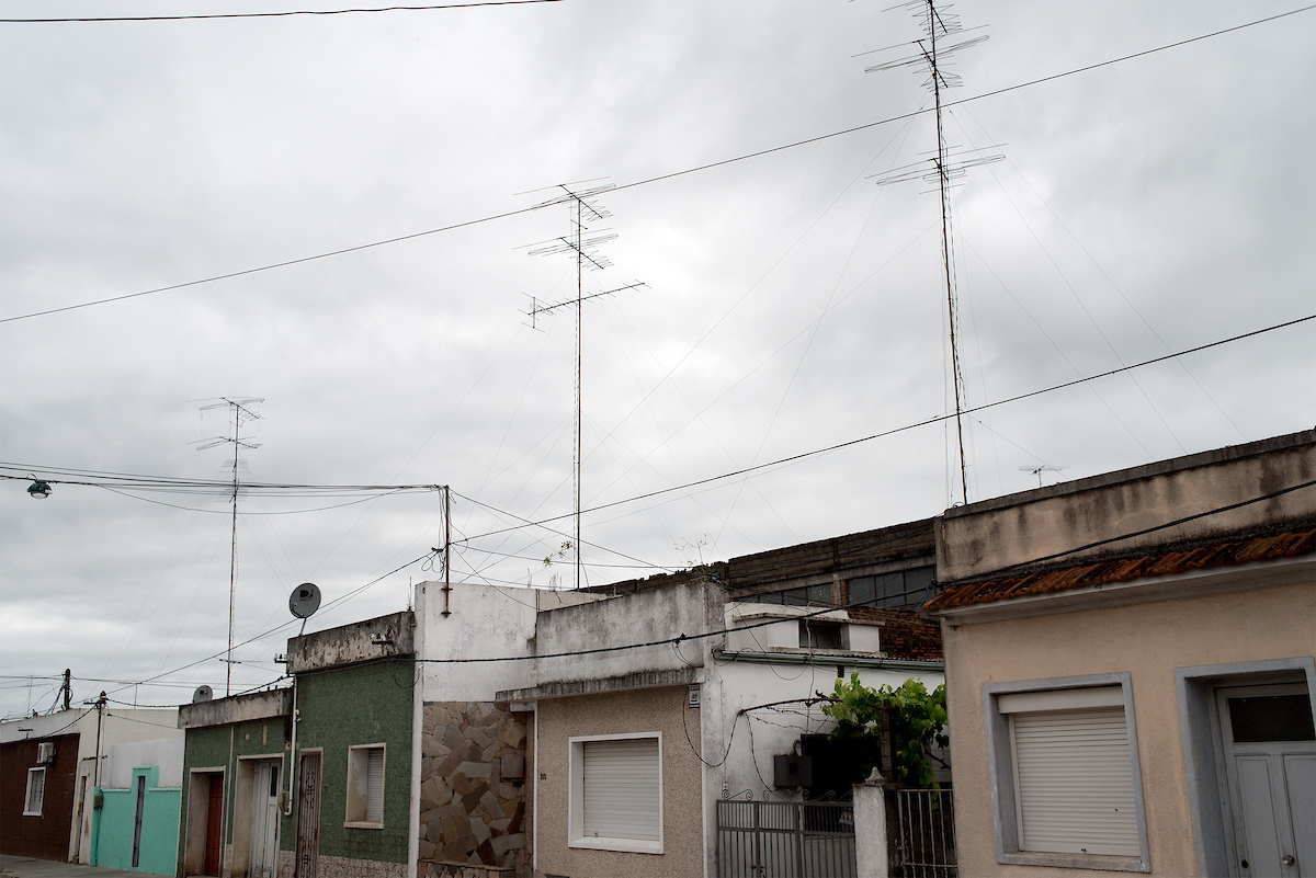 Antenas de televisión en azoteas de casas