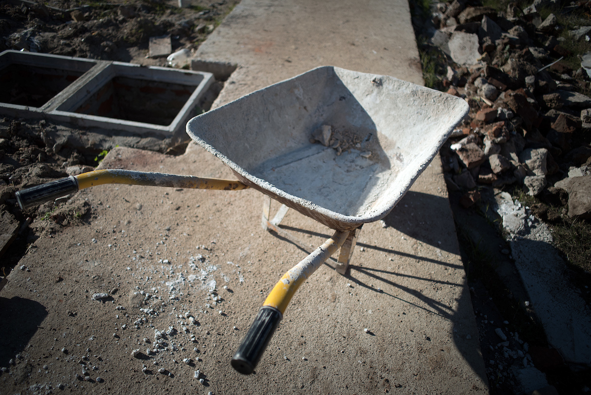 carretilla vacía una obra de construcción de viviendas