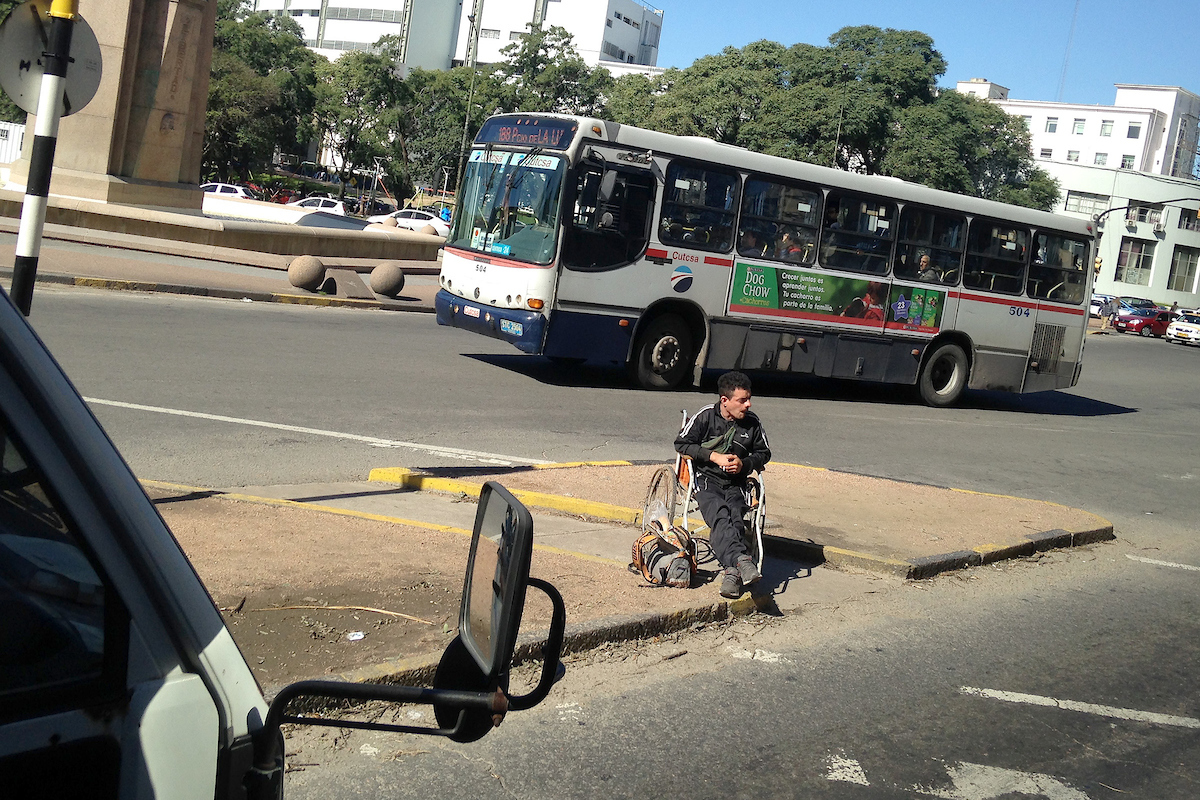 Muchacho en silla de ruedas en Bvar. Artigas casi 18 de Julio