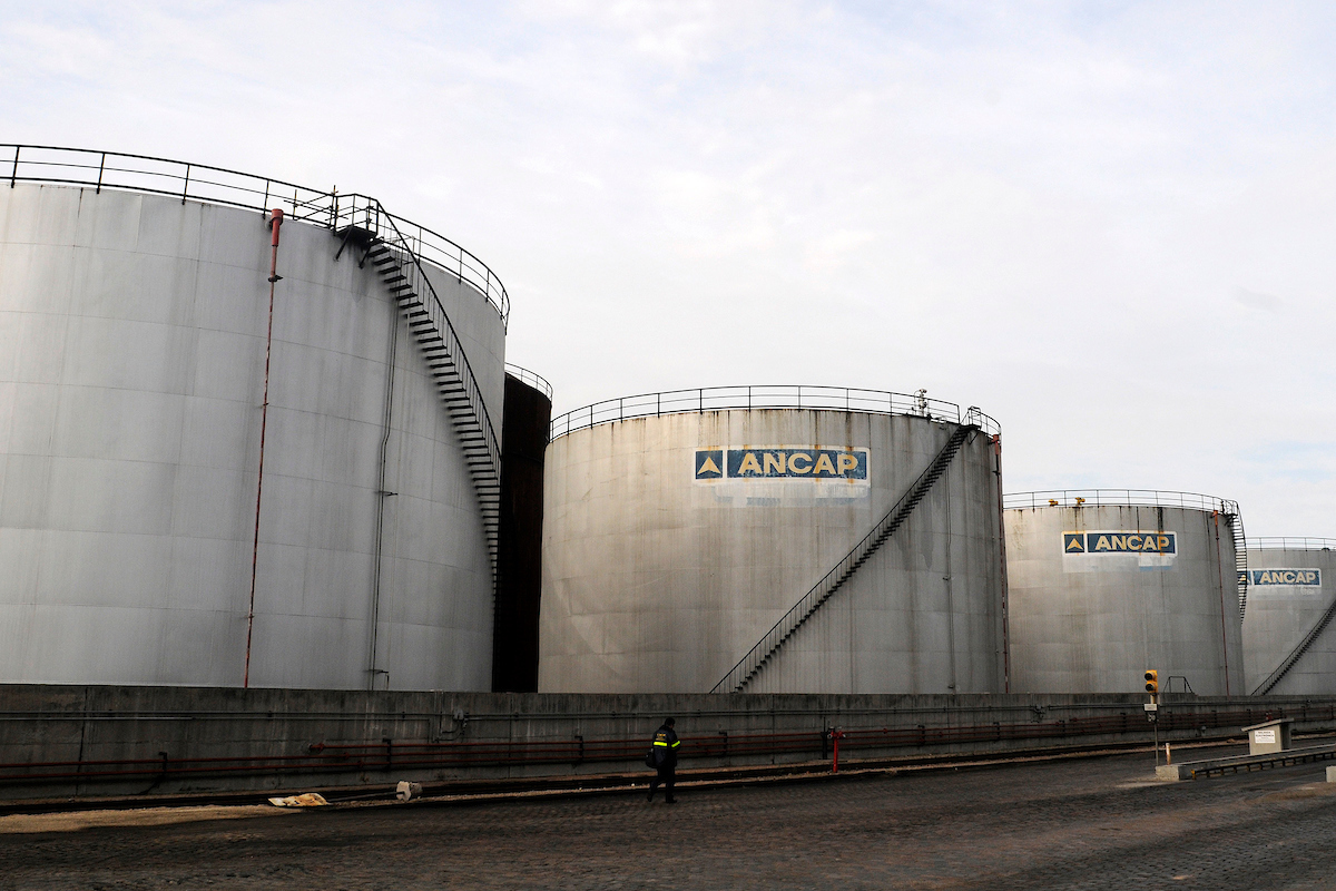 Panorama de refinería de ANCAP de La Teja