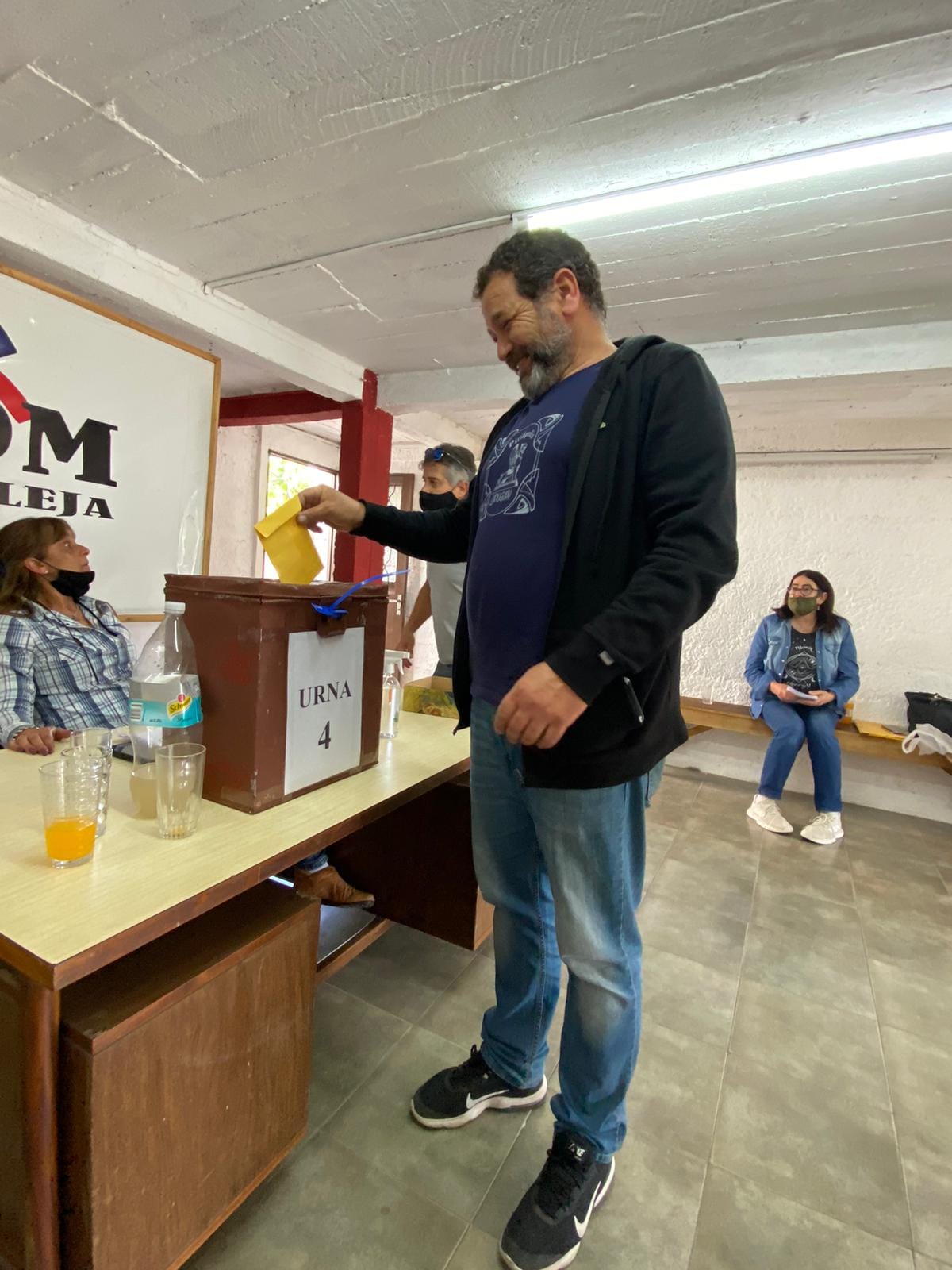 Daniel Urquiola, electo Presidente de ADEOM Lavalleja, al momento de votar