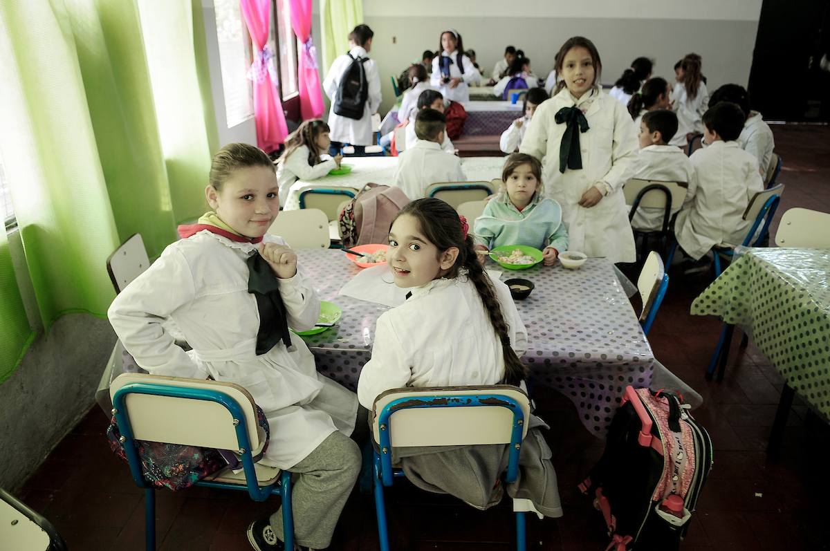Alumnos almorzando en el comedor de una escuela