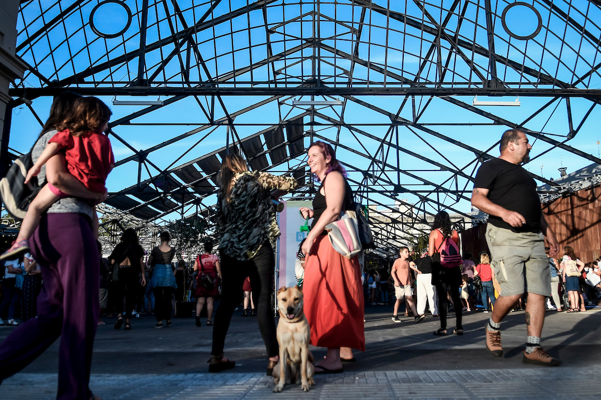 Panorama de Plaza Las Pioneras con gente, lugar donde se realizará el encuentro