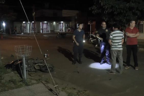 Motocicleta de la víctima, a más de 20 metros del impacto.