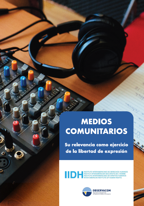 Portada del texto del texto titulado MEDIOS COMUNITARIOS: su relevancia como ejercicio de la libertad de expresión. Tiene un equipo de radio y unos auriculares empleados por las personas operadoras y locutoras en este medio.