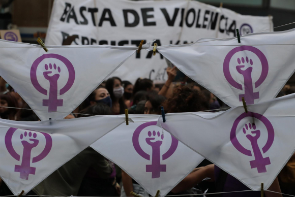 Banderines con insignias feministas en marcha