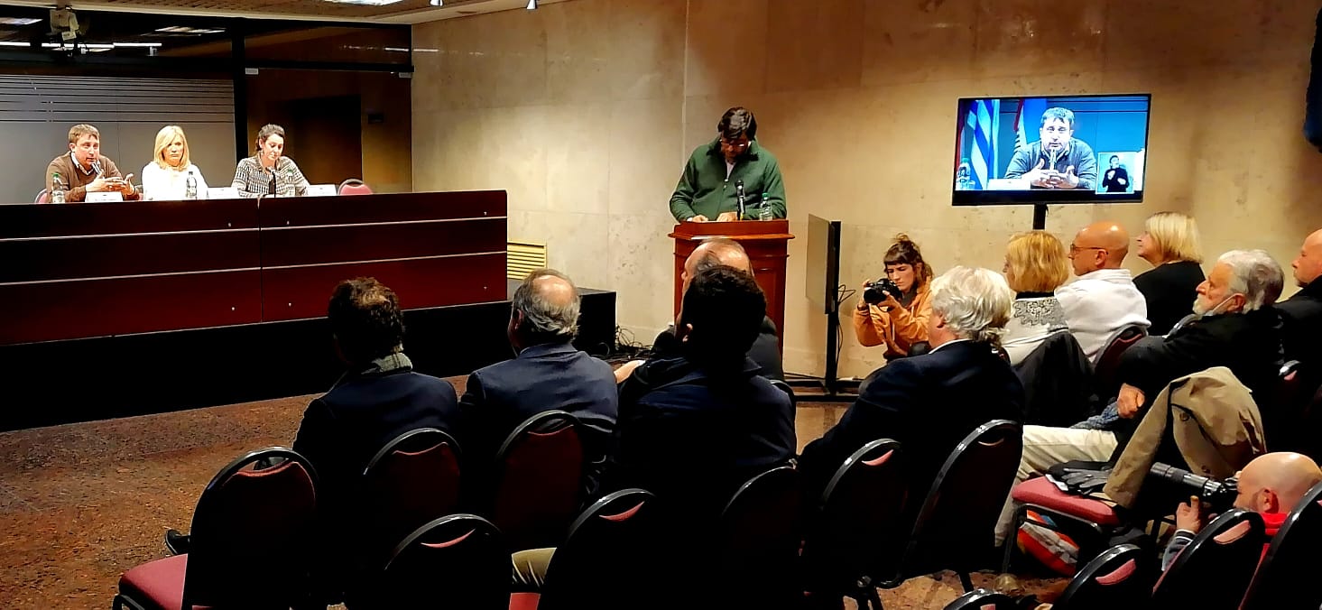 Fotografía del conversatorio realizado en el Parlamento, el 27 de Junio 2022. Foto Rody