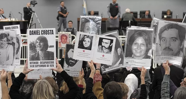 Público en el Tribunal de San Martin. Buenos Aires