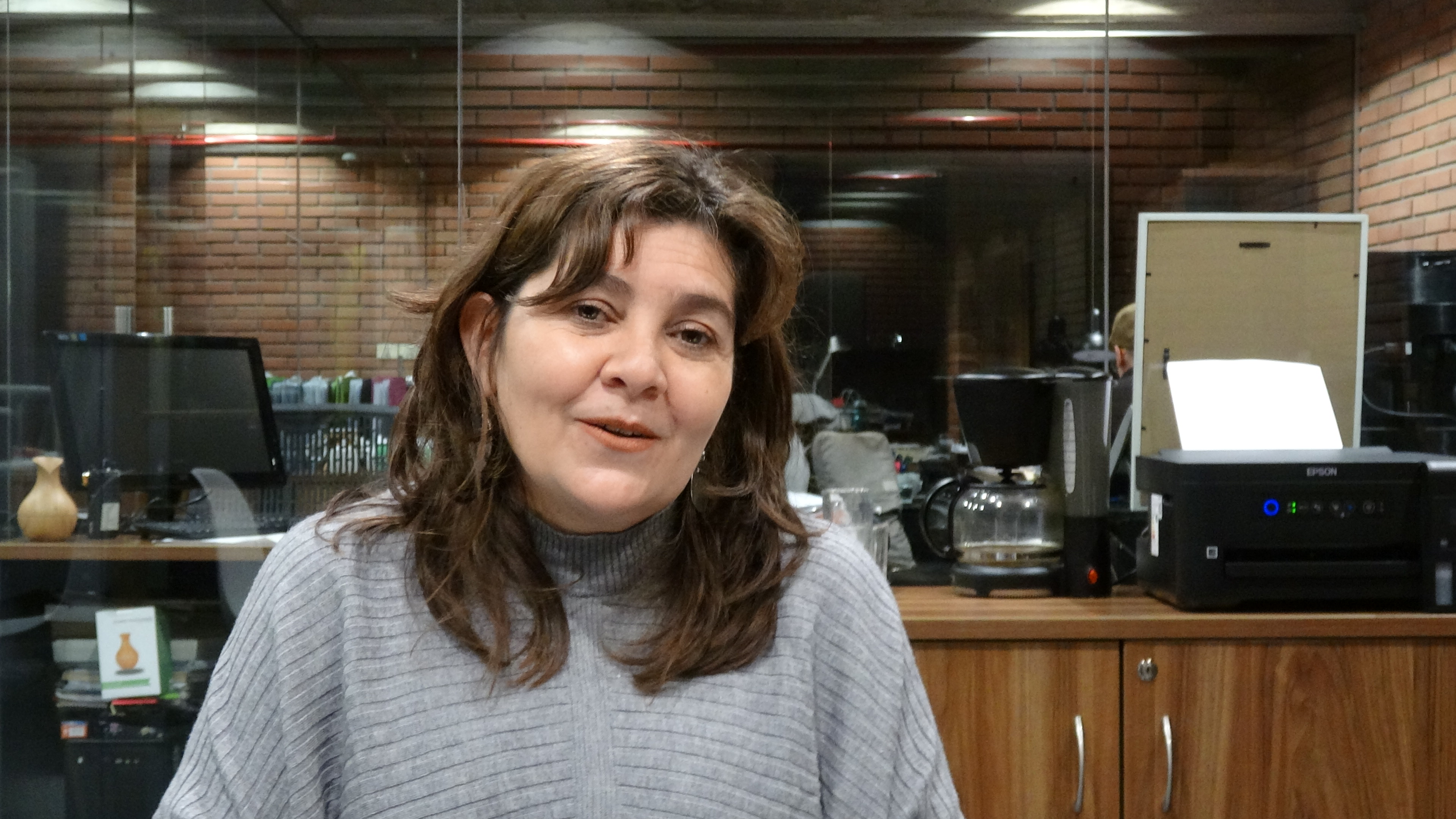 Alejandra Medina en las oficinas de la Orquesta Juvenil