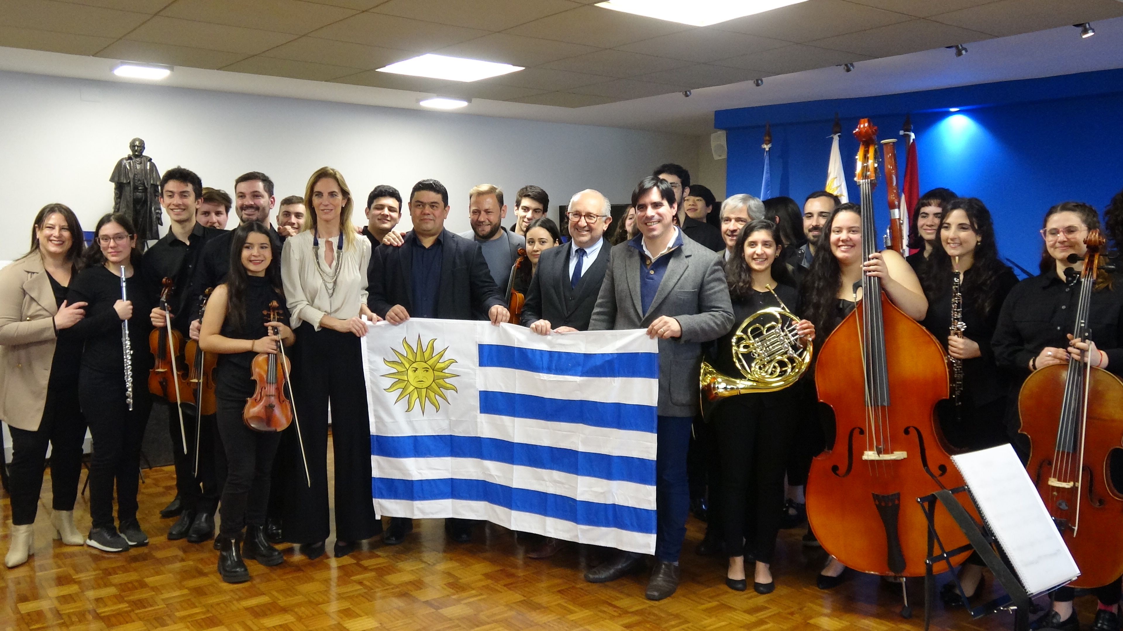 La Orquesta Juvenil con autoridades nacionales en la Sala Alba Roballo del MEC