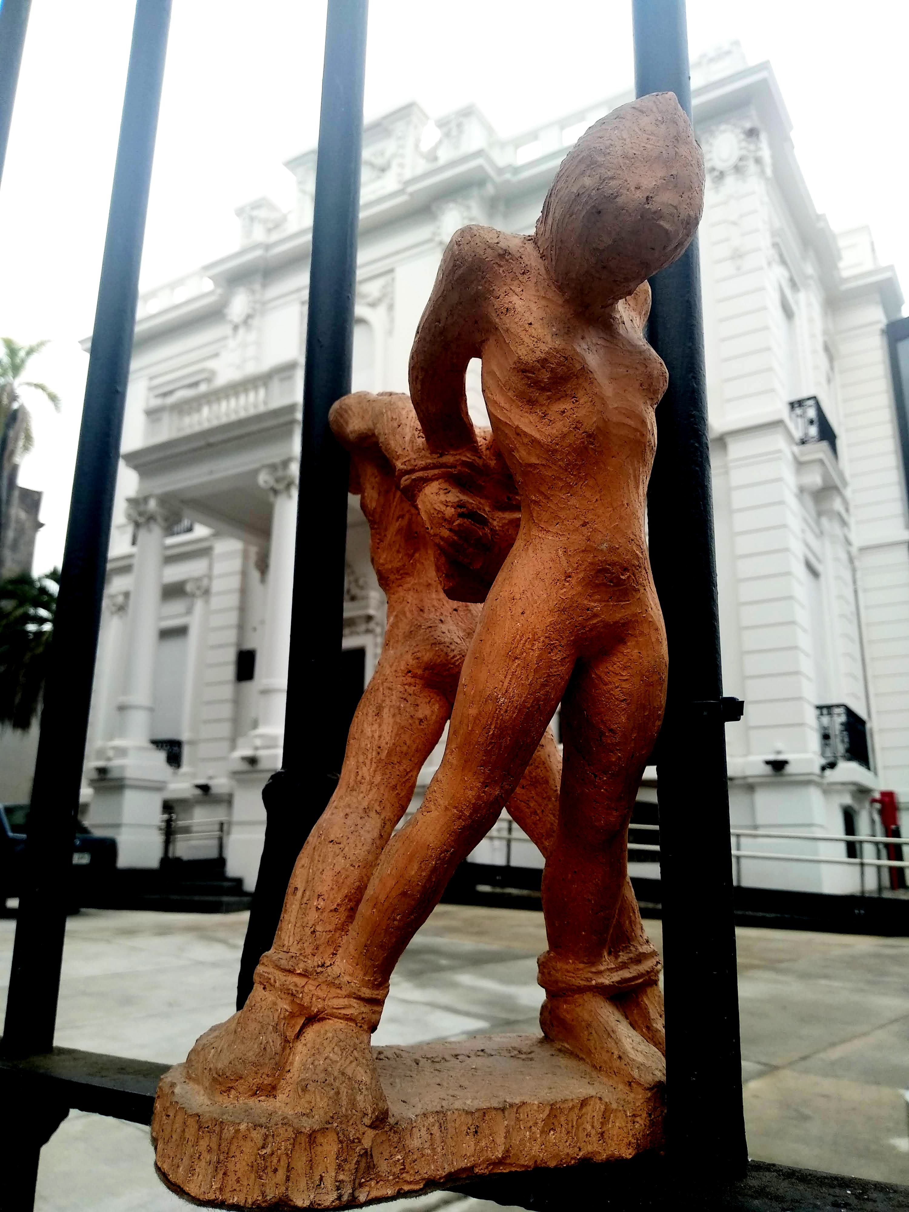  Fachada del edificio INDHH con la  escultura en arcilla “Torturados” Rubens Fernández Tudurí, 1983. Foto Manuela Aldabe