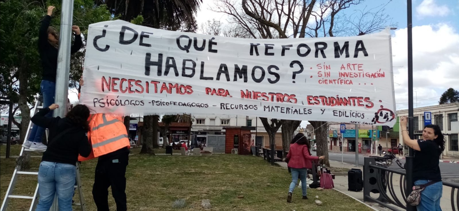 Pancarta en rechazo a la reforma educativa en SAUCE