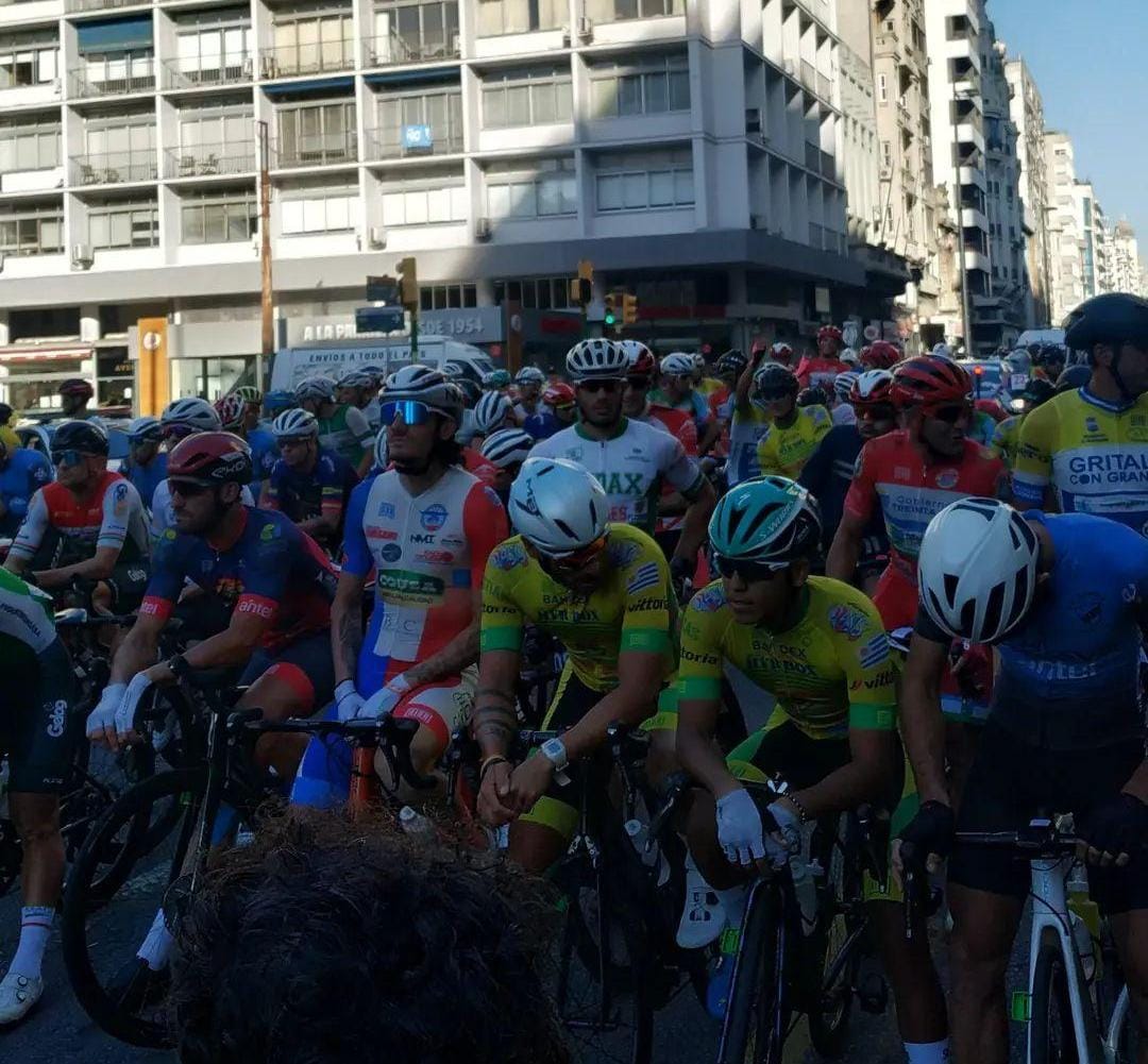 Ciclistas en posición de largada. Edición 77a, 2022.