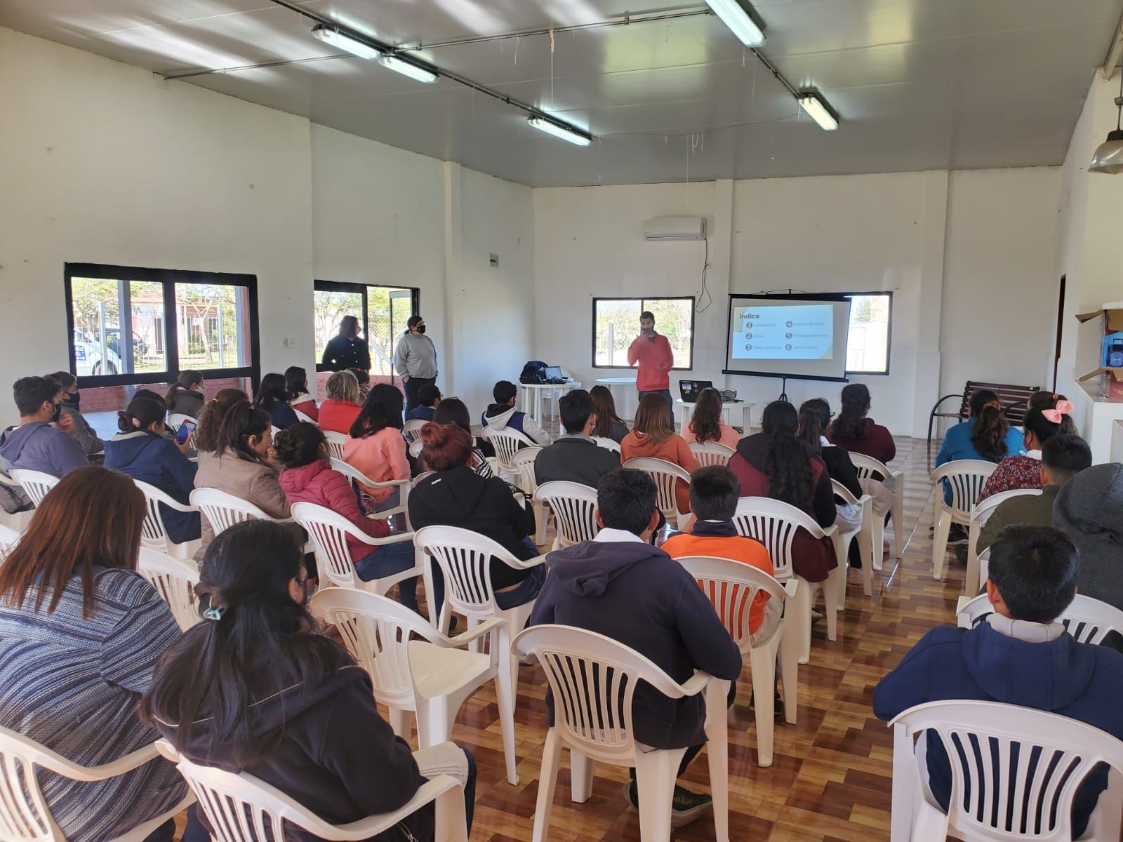 Foto de personas asistiendo al taller. 