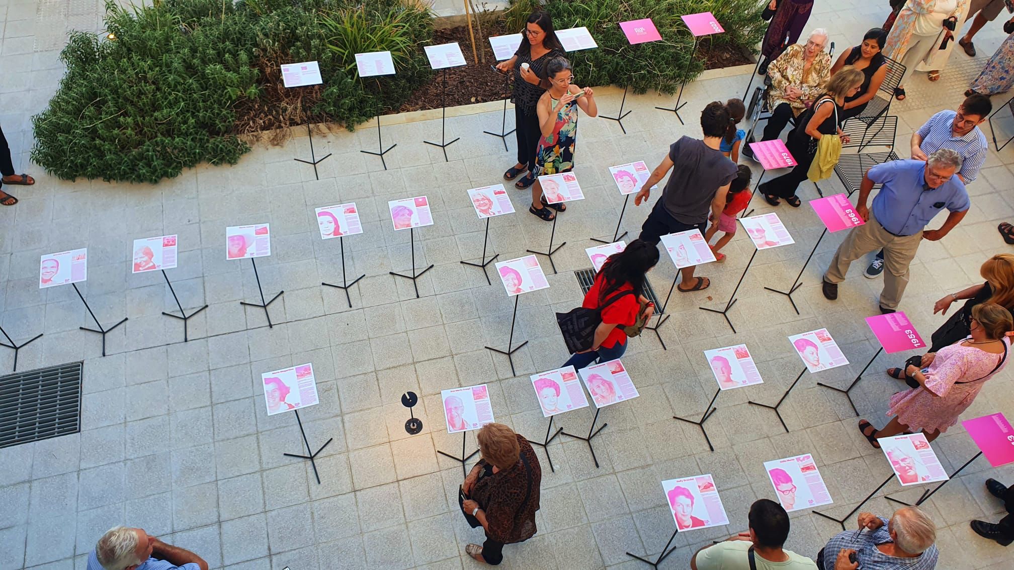 Exposicion en el patio de la Facultad de Arquitectura
