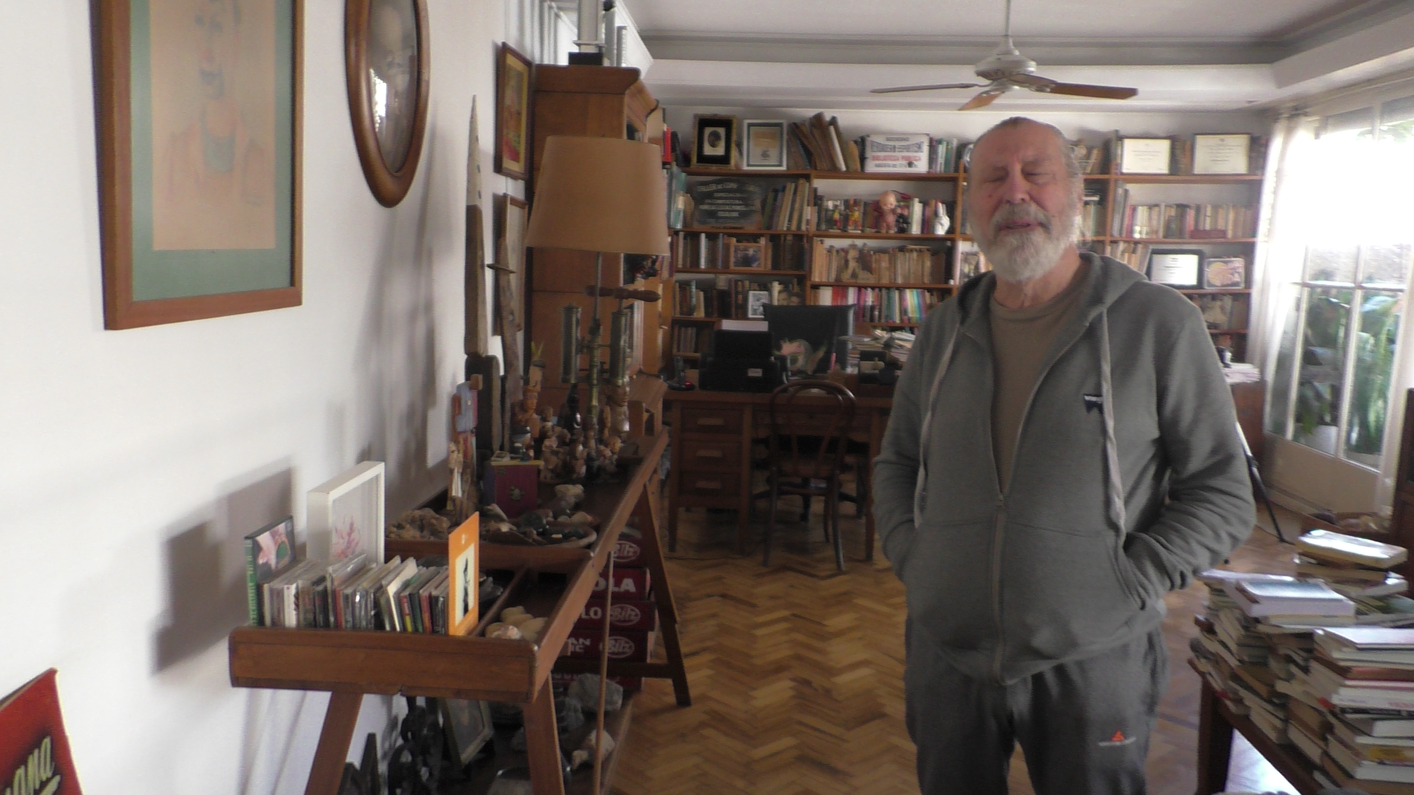 Mauricio Kartun en el linving de su casa en el Barrio Villa Crespo de Bs. As.