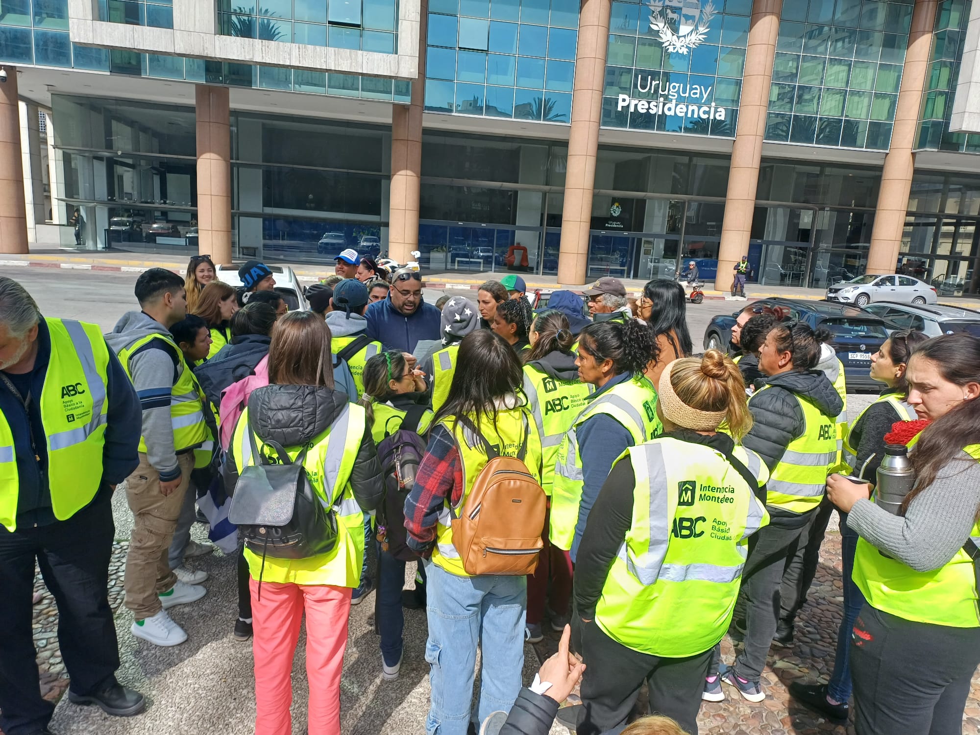Trabajadores se manifiestan frente a Torre Ejecutiva