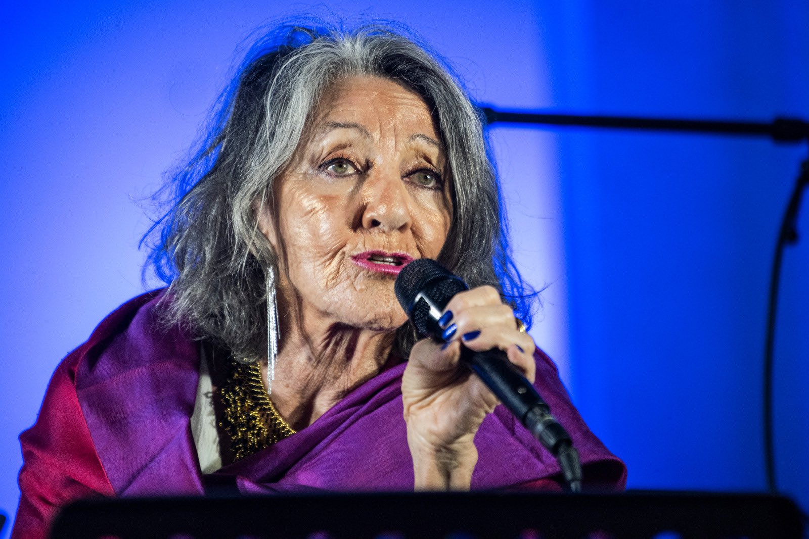 Diane Denoire agradeciendo el premio en El Cabildo