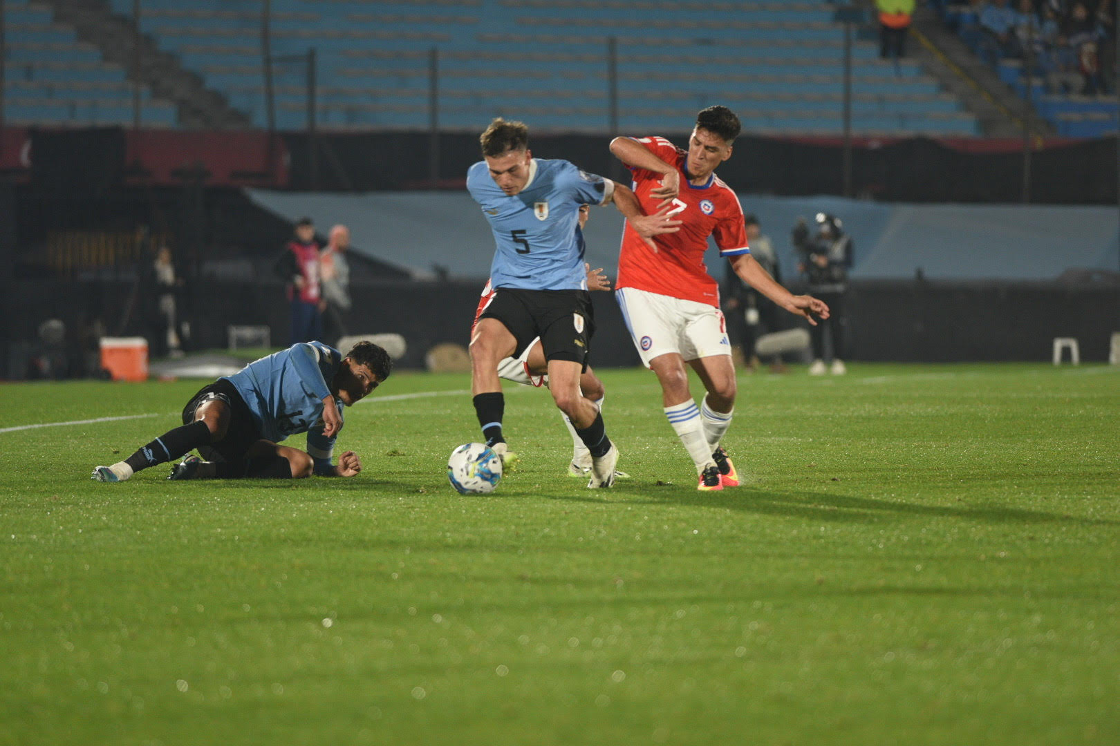 Ugarte de baluarte en el mediocampo y uno de sus tantos quites para iniciar ataque. FOTO: Sofía Torres para APU