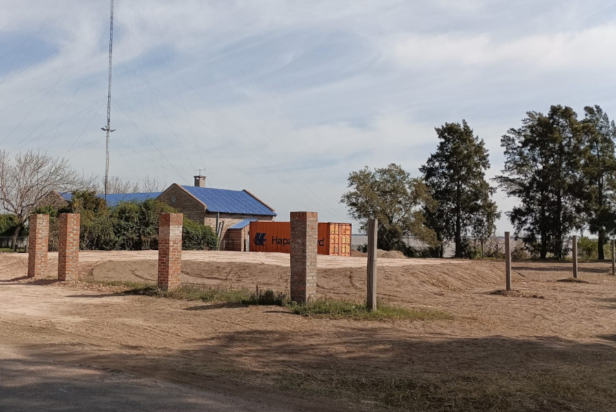 Casa al lado de la azul