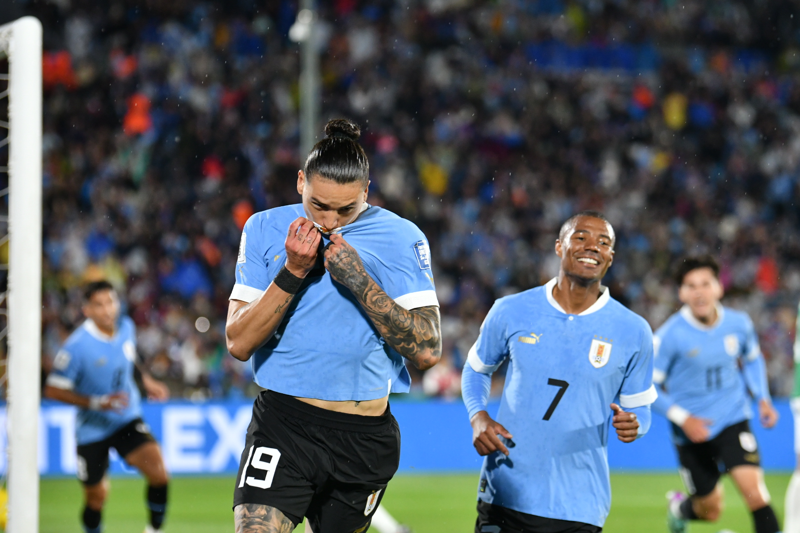 Darwin festeja su primer gol ante Bolivia. Foto Ignacio Dotti.