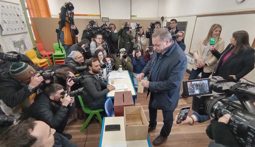 Alvaro Delgado vota en las internas