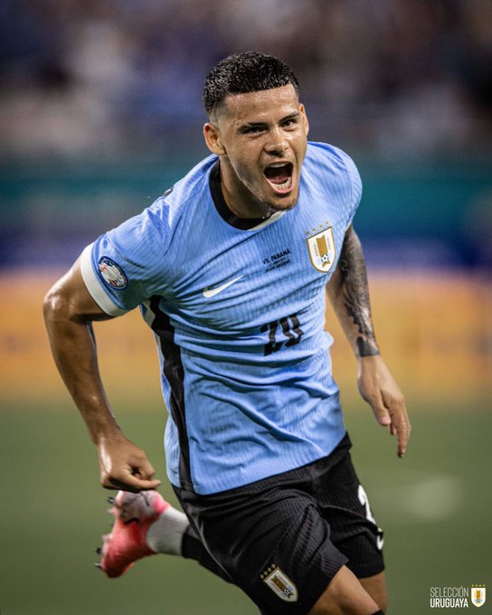 El autor del primer gol uruguayo incia su carrera de celebración. 
