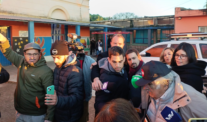 Mujica llega a su centro de votación