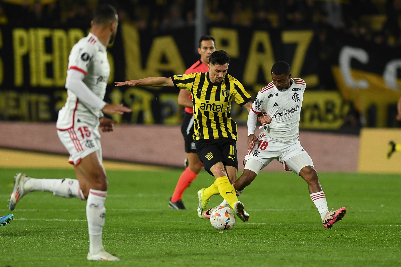 Maximiliano Silvera, de Peñarol, y Nicolás de la Cruz, de Flamengo, durante el partido Peñarol vs Flamengo cuartos de final de la Copa Conmebol Libertadores. / Foto:  Sandro Pereyra, Agencia Gamba.-