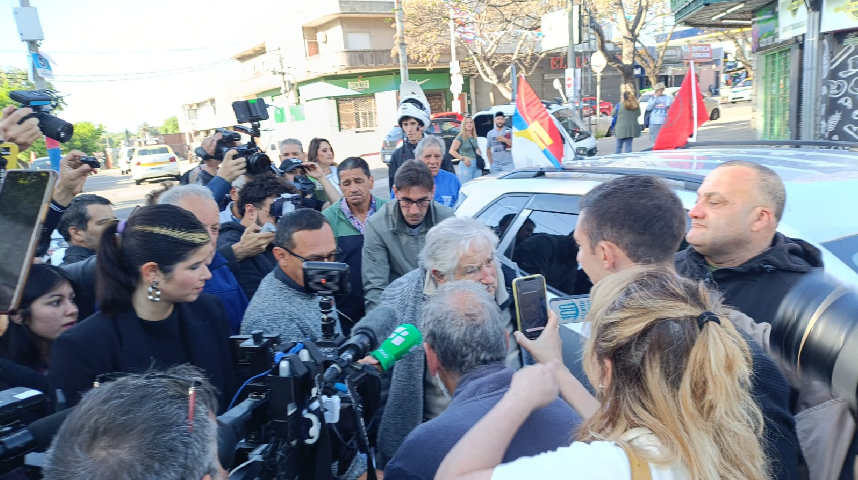 Mujica dialoga con la prensa