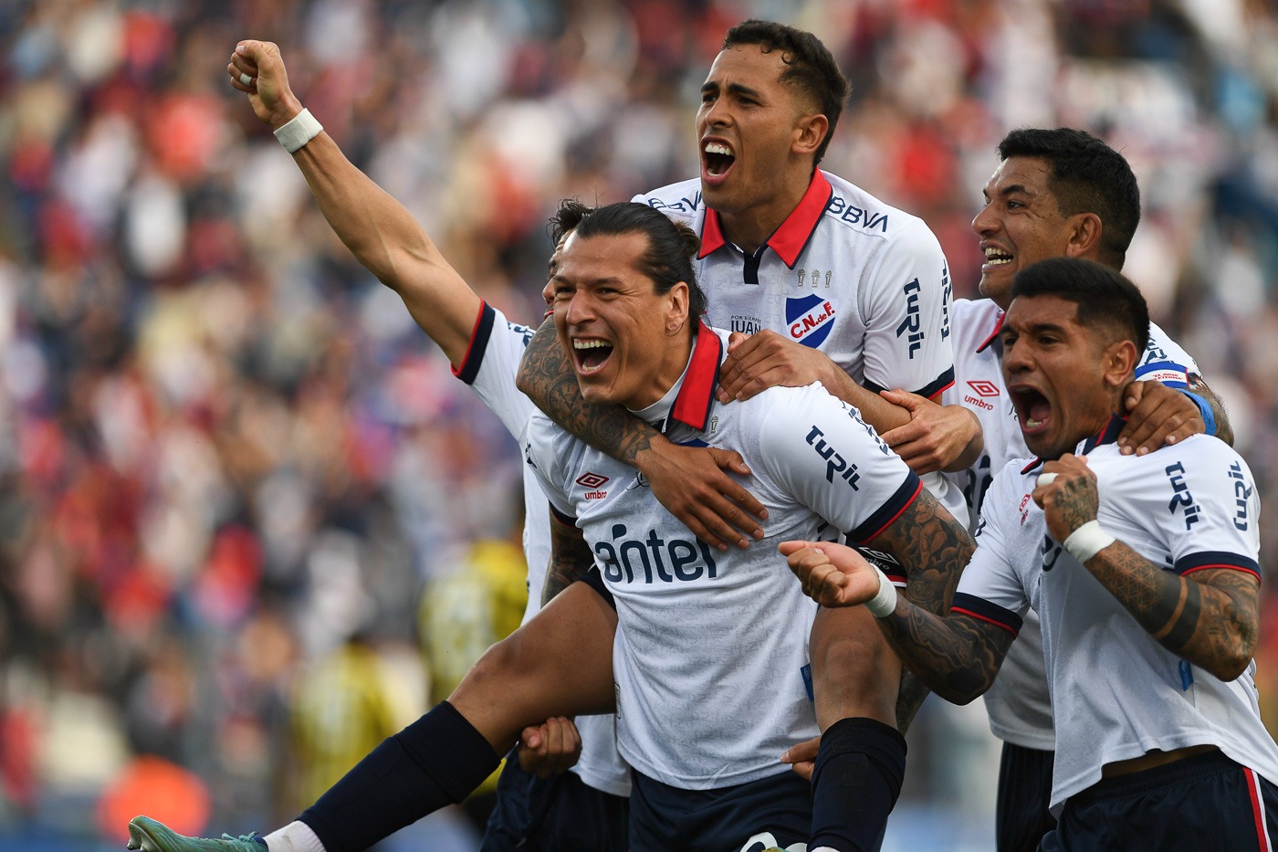 Santander celebra con Oliva en sus hombros y la montaña de compañeros su gol que dio el triunfo. Foto: Sandro Pereyra, Agencia Gamba.  