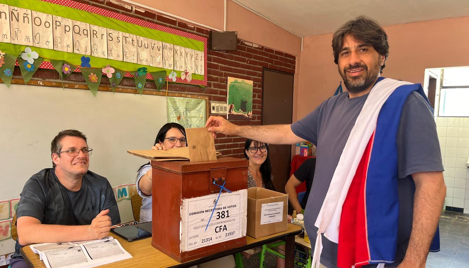 METEDIERA VOTANDO