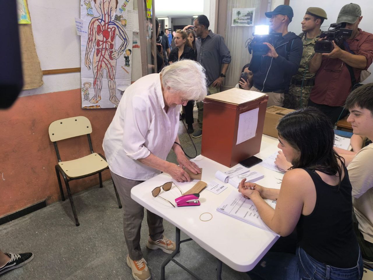 Lucía Topolansky votó y llamó a acordar durante el próximo gobierno