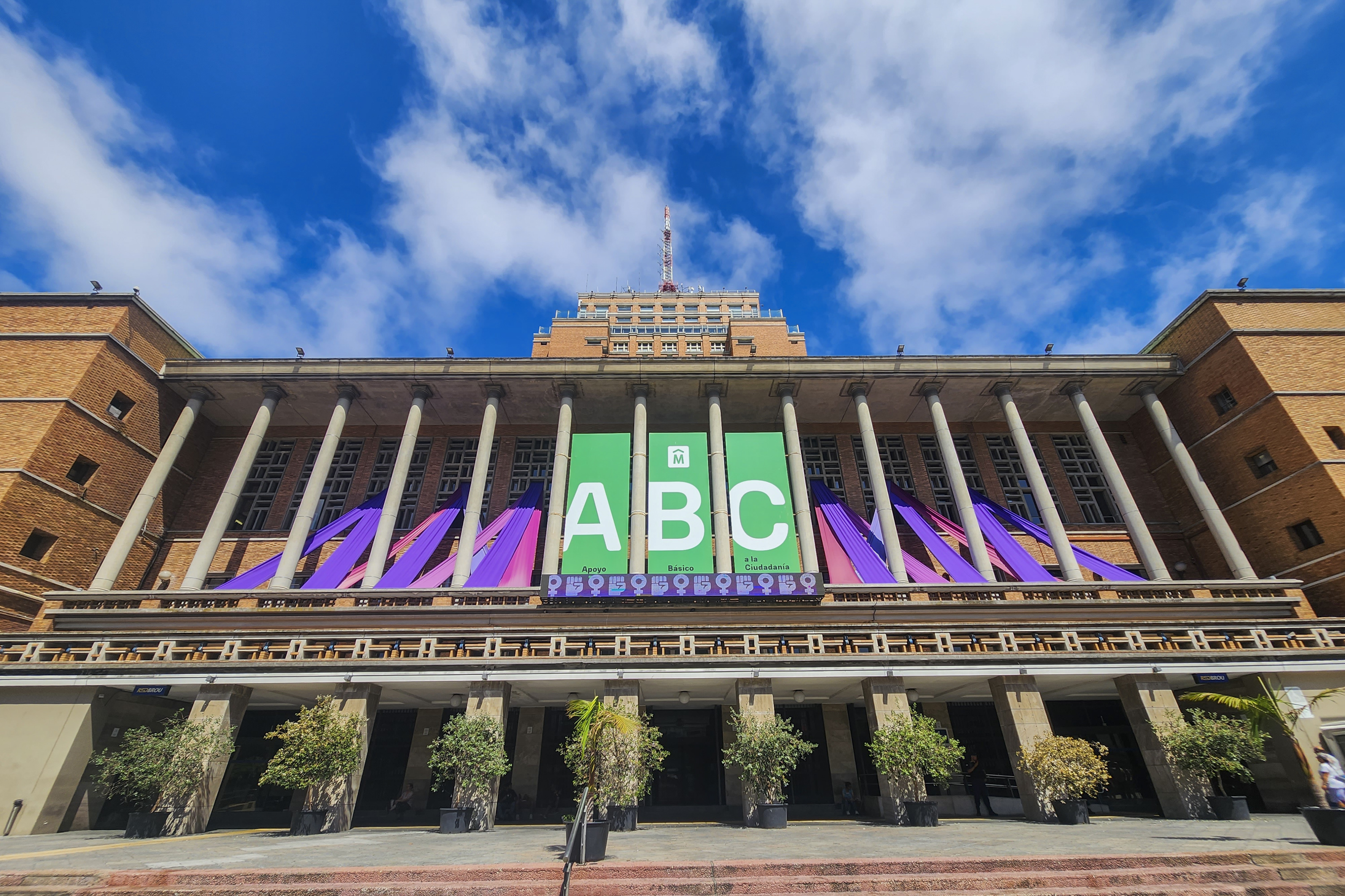 La carrera hacia la conquista de la Intendencia de Montevideo (IMM) se intensifica la primera semana de enero de 2025, diferentes partidos políticos se encuentran en etapa definitoria de los candidatos que se disputarán el liderazgo de la comuna el próximo 11 de mayo, fecha de las elecciones departamentales.
