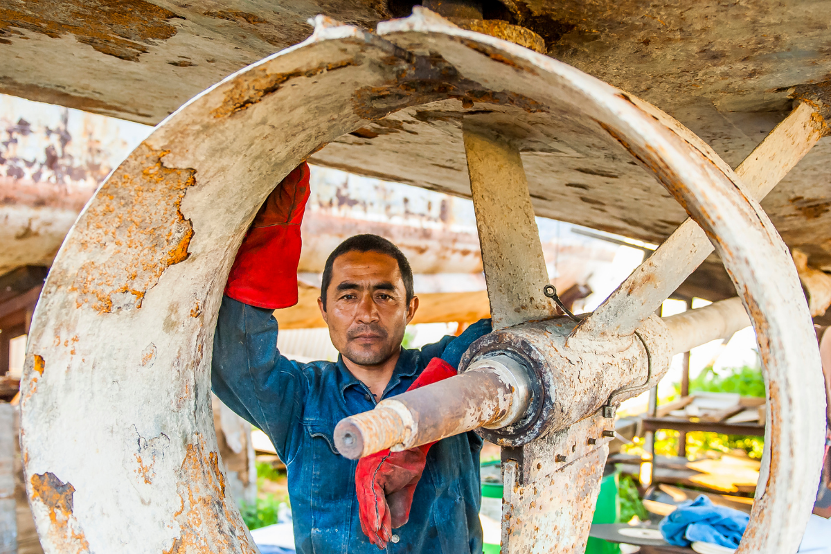 El informe titulado Estimaciones mundiales sobre los trabajadores migrantes internacionales destaca que, en 2022, 167,7 millones de migrantes formaban parte de la fuerza laboral en sus países de destino, un incremento de más de 30 millones desde 2013. Este crecimiento fue más notorio entre 2013 y 2019.