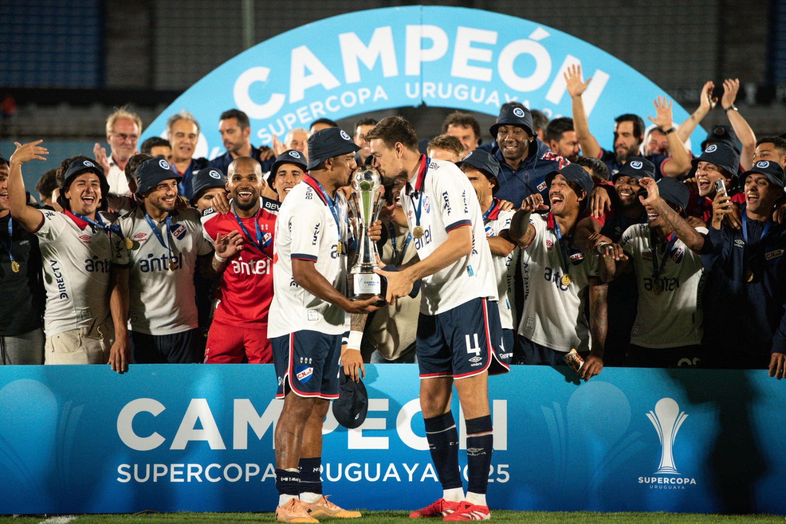 El campeón de la Supercopa celebra. Coates y Polenta con el trofeo. FOTO: Gianni Schiaffarino APUi Schiaffarino. APU 